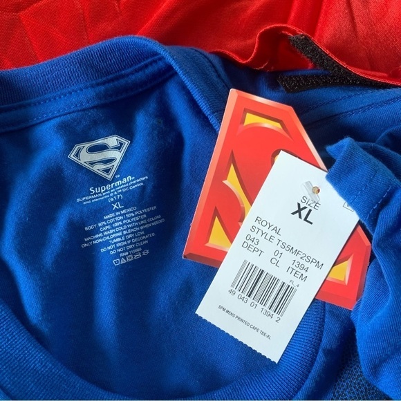 Superman Tee with Removable Cape - Picture 10 of 10